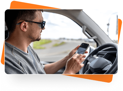 Motorista experiente com celular